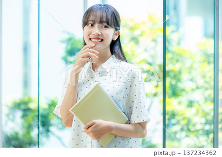 若い女性、大学生、専門学生 若い女性、大学生、専門学生 137234362