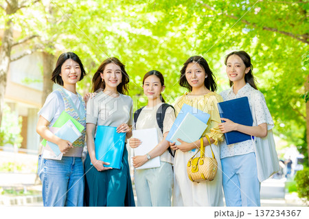 大学生のキャンパスに立つ生徒 137234367