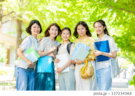 大学生のキャンパスに立つ生徒 137234368