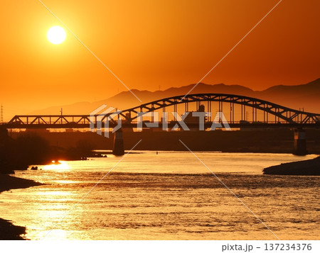 長良川に沈む早春の夕日 長良川に沈む早春の夕日 137234376