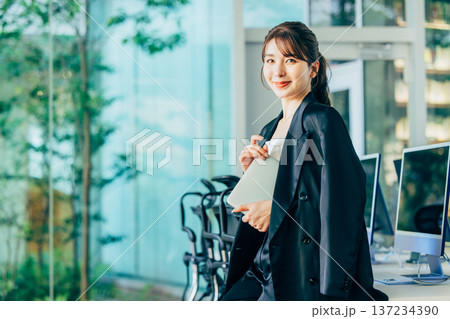 オフィスでパソコンを使って仕事する外国人女性 オフィスでパソコンを使って仕事する外国人女性 137234390