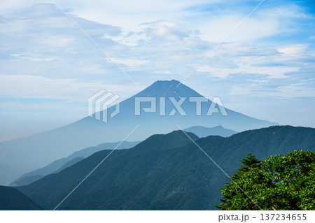 大峠から見る夏の富士山 137234655