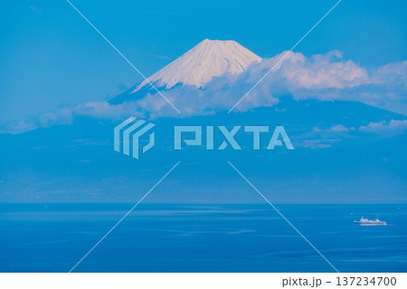 (静岡県)富士山を背に、大海原を航行する駿河湾フェリー (静岡県)富士山を背に、大海原を航行する駿河湾フェリー 137234700
