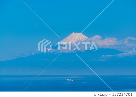（静岡県）富士山を背に、大海原を航行する駿河湾フェリー 137234701