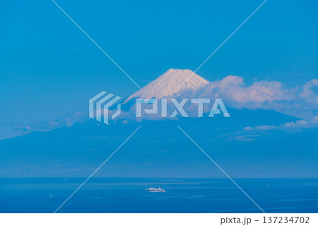 (静岡県)富士山を背に、大海原を航行する駿河湾フェリー (静岡県)富士山を背に、大海原を航行する駿河湾フェリー 137234702