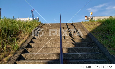 土手に続く階段 土手に続く階段 137234872