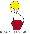 肩を出した女性 137235010