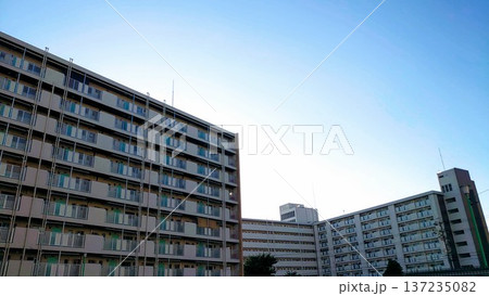 夕日に照らされる団地 夕日に照らされる団地 137235082
