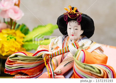 美しい着物をまとった雛人形のクローズアップ（ひな祭り・桃の節句） 137235193