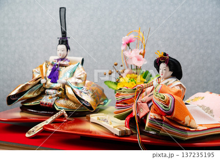 お内裏様とお雛様と和楽器のミニチュア（ひな祭り・桃の節句） 137235195