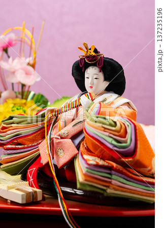 美しい十二単をまとったお雛様・女雛と琴のクローズアップ(ひな祭り・桃の節句) 美しい十二単をまとったお雛様・女雛と琴のクローズアップ(ひな祭り・桃の節句) 137235196