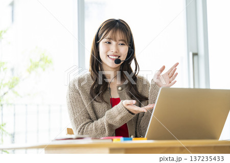 若い女性　オンライン会議　オンライン授業 137235433