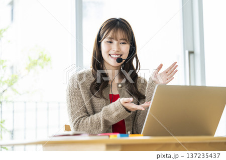若い女性　オンライン会議　オンライン授業 137235437