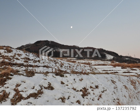 立春の翌朝の姨捨棚田と沈むスノームーン 137235792