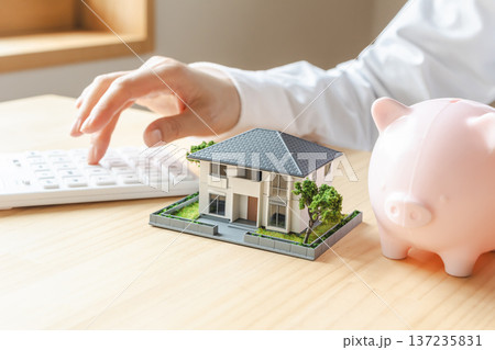 家の模型と貯金箱 住宅購入や住宅ローンのイメージ素材 家の模型と貯金箱 住宅購入や住宅ローンのイメージ素材 137235831