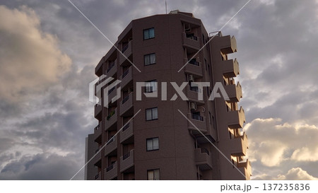 夕日に照らされるマンション 夕日に照らされるマンション 137235836