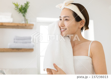 ビューティー 洗面所で洗顔をする女性 ビューティー 洗面所で洗顔をする女性 137236013