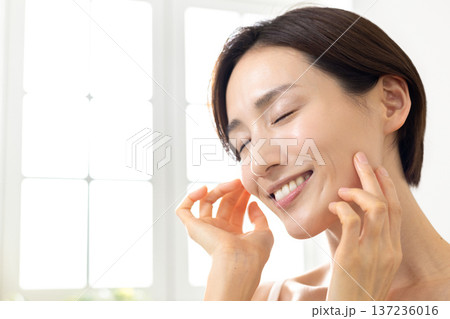 ビューティーイメージ　女性のポートレート 137236016
