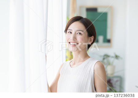 ビューティーイメージ　窓辺で微笑む女性 137236038
