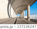 未来や展望のコンセプトイメージに最適な、光と影のコントラストが美しいアーチ状の建築 137236247