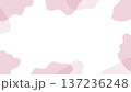 ピンクの抽象オーガニック背景 バナー・Webヘッダー用テキストスペース素材。女性向けやわらか背景。 137236248