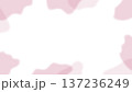 ピンクの抽象オーガニック背景 バナー・Webヘッダー用テキストスペース素材。女性向けやわらか背景。 137236249