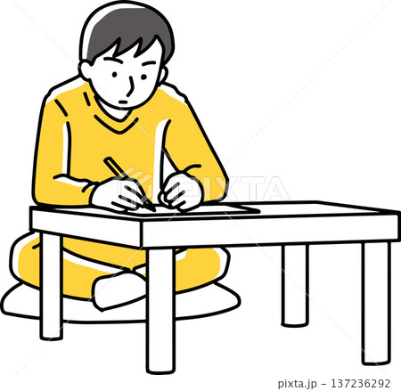 テーブルで手紙を書く男性 137236292