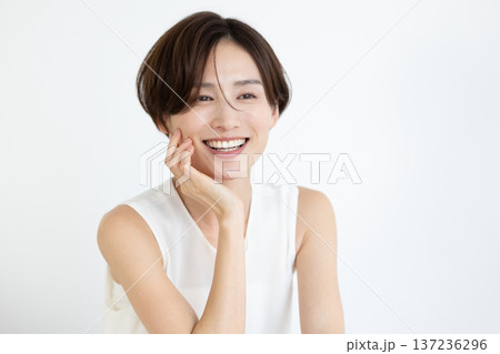 ビューティーイメージ　女性のポートレート 137236296