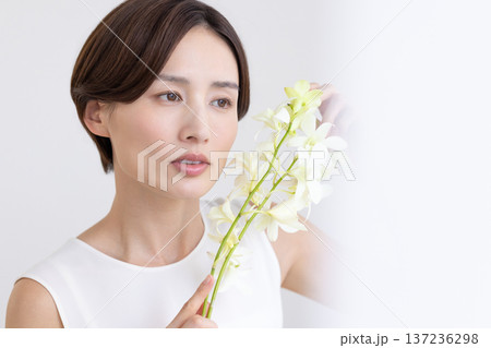 ビューティー　女性のポートレート 137236298