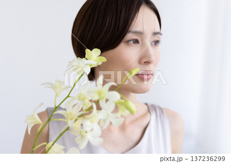 ビューティー　女性のポートレート 137236299