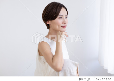 ビューティーイメージ　女性のポートレート 137236372