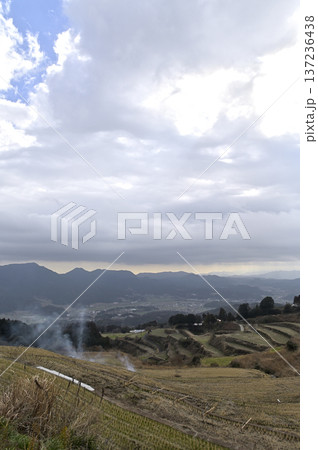 寒空の下に広がる岳の棚田と煙 2月の農村風景 寒空の下に広がる岳の棚田と煙 2月の農村風景 137236438