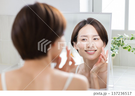 ビューティー　洗面所でスキンケアをする女性 137236517