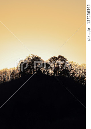 山に沈む夕日 山に沈む夕日 137236566