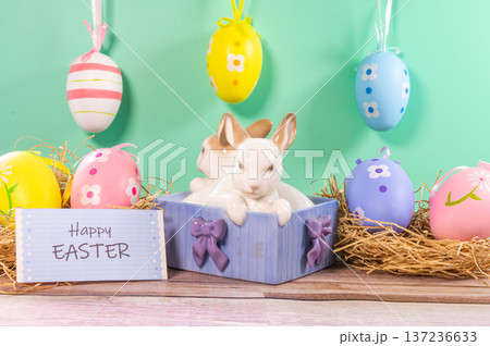 イースターエッグとウサギ 137236633