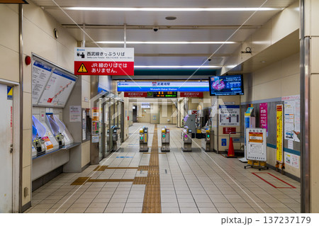 中央線武蔵境駅　ローカル線乗り換え改札 137237179