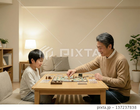 リビングで遊ぶ親子 137237838