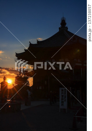 夕陽に照らされる東大寺 夕陽に照らされる東大寺 137238057