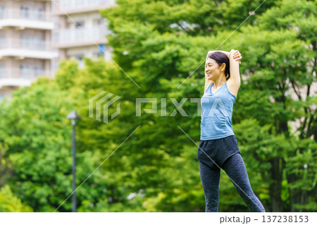 ストレッチをするミドル女性 137238153