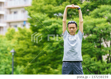 ストレッチをするシニア男性 ストレッチをするシニア男性 137238159