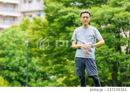 公園でジョギングをするシニア男性 公園でジョギングをするシニア男性 137238161