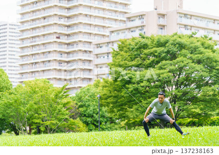 ストレッチをするシニアの男性 137238163