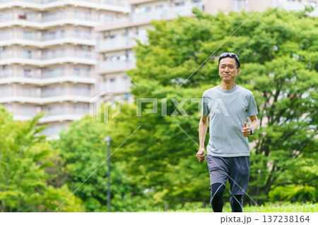 ランニングするシニアの男性 137238164