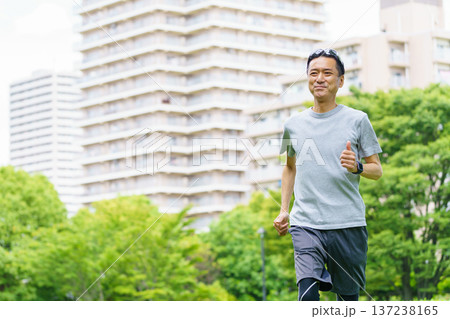 ランニングするシニアの男性 137238165
