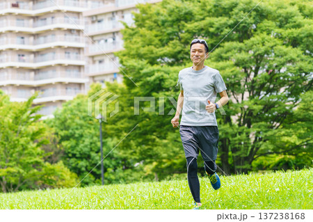 ジョギングをするシニア男性 ジョギングをするシニア男性 137238168