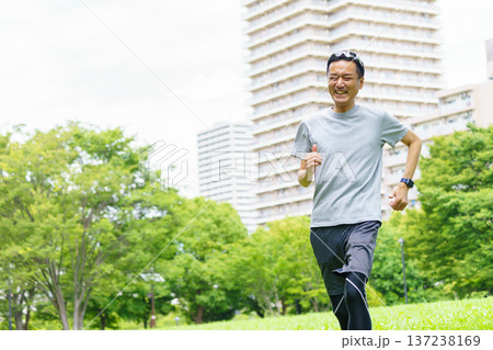 ランニングするシニア男性 137238169
