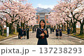 桜の下で記念撮影する女子高生 137238293