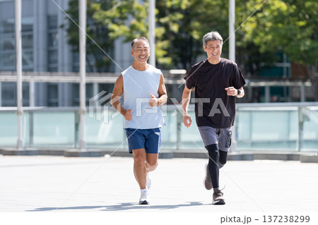 ジョギングするシニアの男性 ジョギングするシニアの男性 137238299