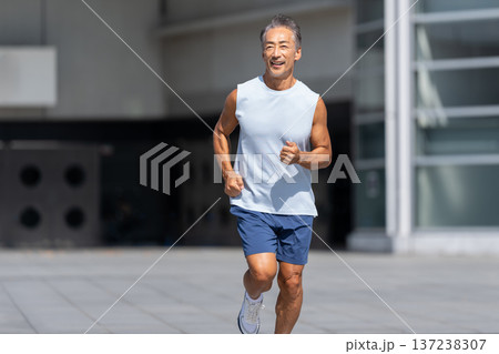 ジョギングをするシニアの男性 137238307