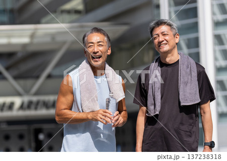 スポーツを楽しむシニアの男性 スポーツを楽しむシニアの男性 137238318